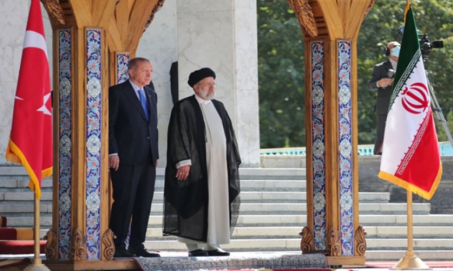İran'da kritik zirve; Cumhurbaşkanı Erdoğan resmi törenle karşılandı