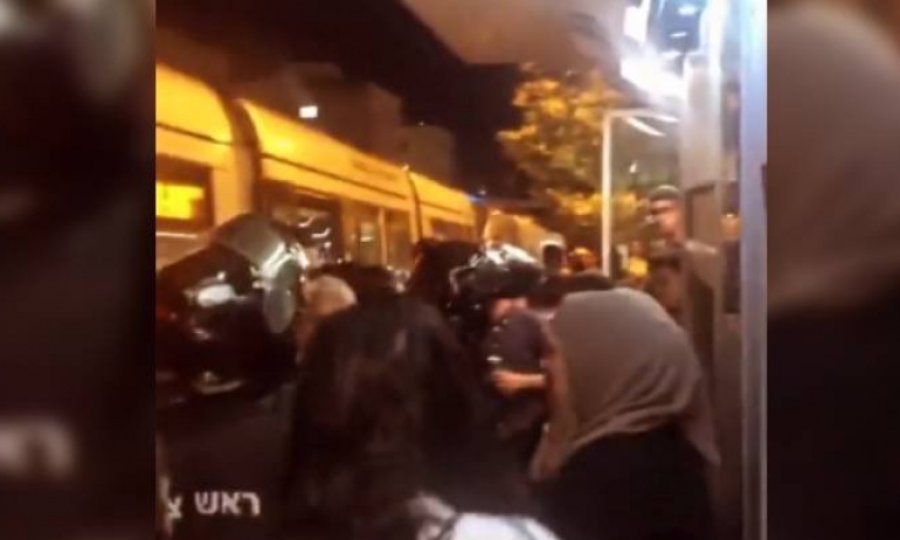 Polis korumasındaki Yahudiler Filistinli kadınları taciz etti
