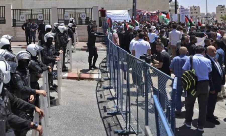 Filistinliler Mahmud Abbas'ın istifası için sokaklara döküldü