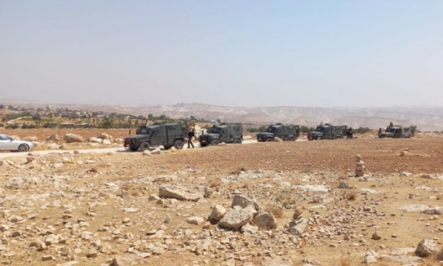 İsrail güçlerinin korumasındaki Yahudiler Filistin köyüne baskın düzenledi