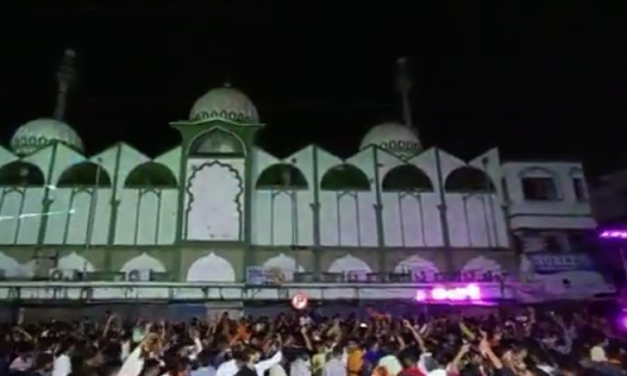 Hindu çetelerden cami önünde "Müslümanlara soykırım" gösterisi
