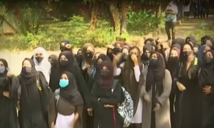 Hindistan'ın Karnataka eyaletinde 17 bin tesettürlü Müslüman öğrenci eğitime devam edemiyor