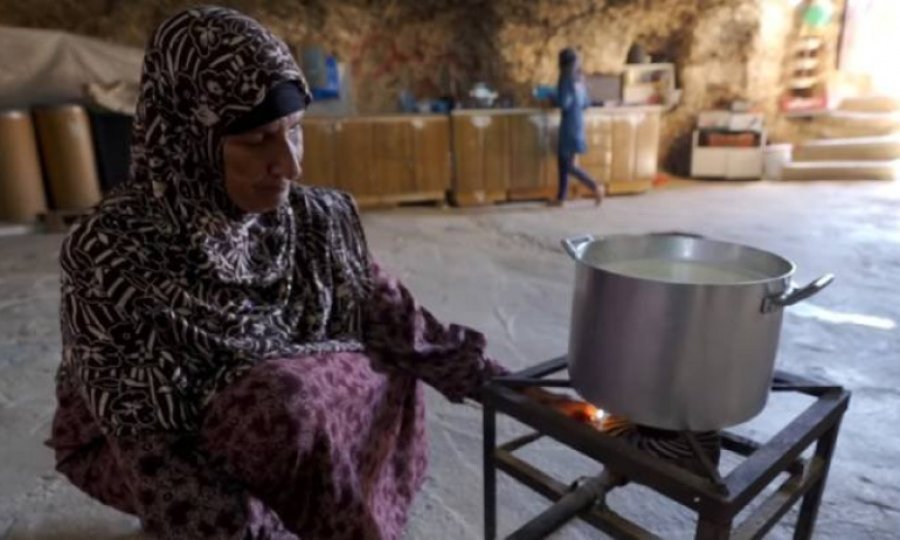 İsrail'in evlerini yıktığı Filistinli aileler mağalarda yaşıyor