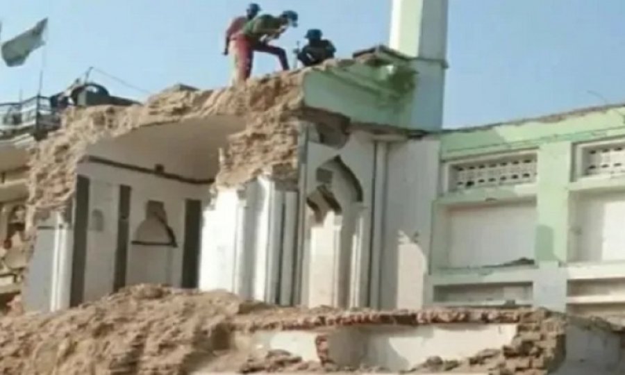Hindistan’da 500 yıllık camii cadde genişletme bahanesiyle yıkıldı