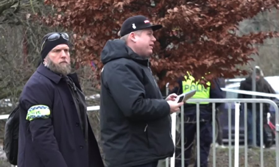 İsveçli İslam düşmanı siyasetçi Kur'an yaktı. Hz. Muhammed'e hakaret etti