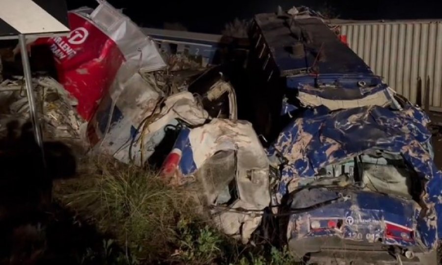 Yunanistan'da iki tren kafa kafaya çarpıştı: En az 32 ölü
